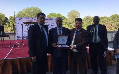 السيد أبوبكر شنب يسلم درع الغرفة للجنة المنظمة لمعرض الخرطوم الدولي