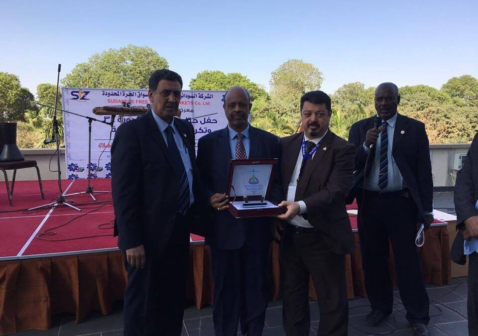 السيد أبوبكر شنب يسلم درع الغرفة للجنة المنظمة لمعرض الخرطوم الدولي