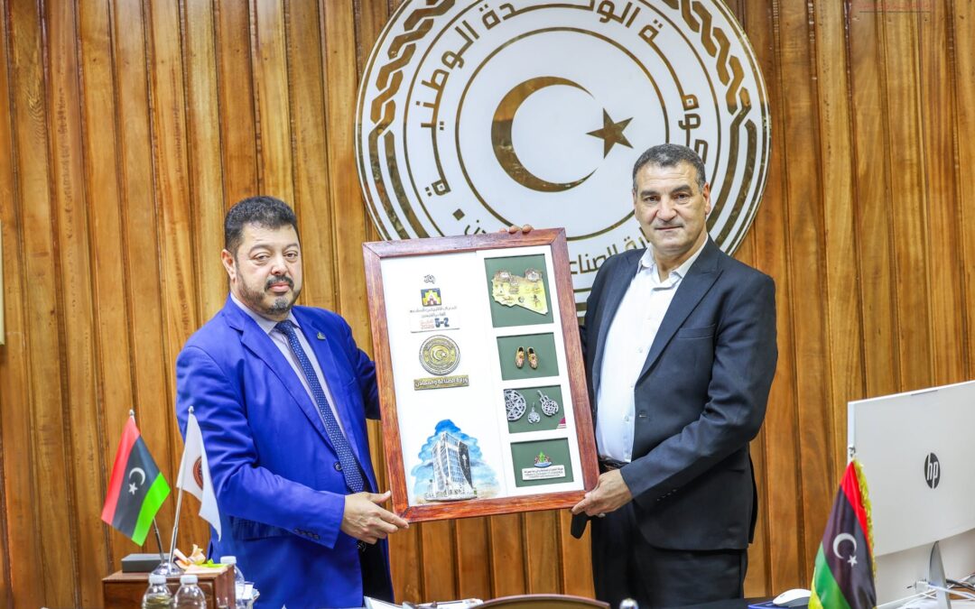 غرفة التجارة والصناعة والزراعة مصراتة تقدم درع المعرض الافريقي السادس للبناء والتجهيز لوزارة الصناعة والمعادن بحكومة الوحدة الوطنية.